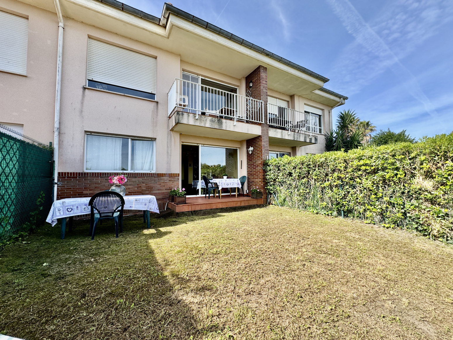 EN MOGRO BAJO CON JARDIN Y VISTAS AL MAR- GARAJE-TRASTERO