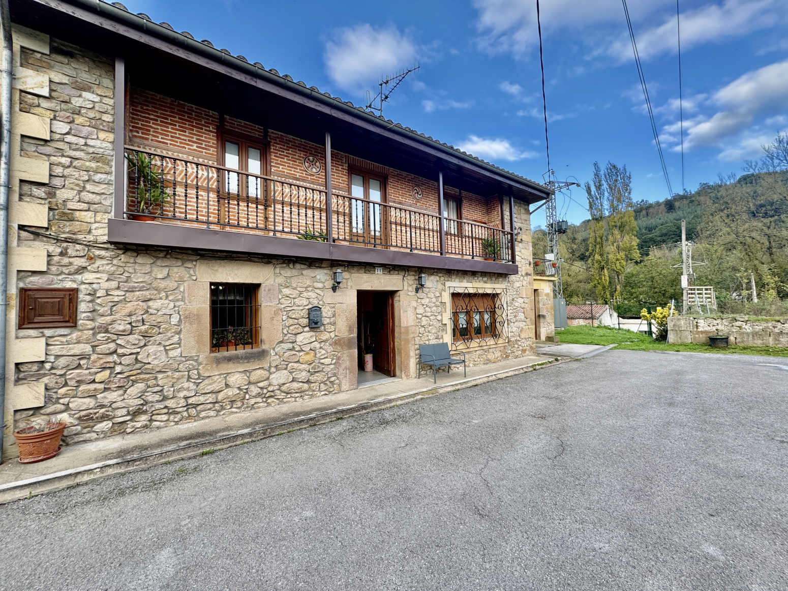CASA DE PIEDRA ADOSADA EN ESQUINA CON 716m2 DE PARCELA-STA. CRUZ DE IGUÑA-MOLLEDO