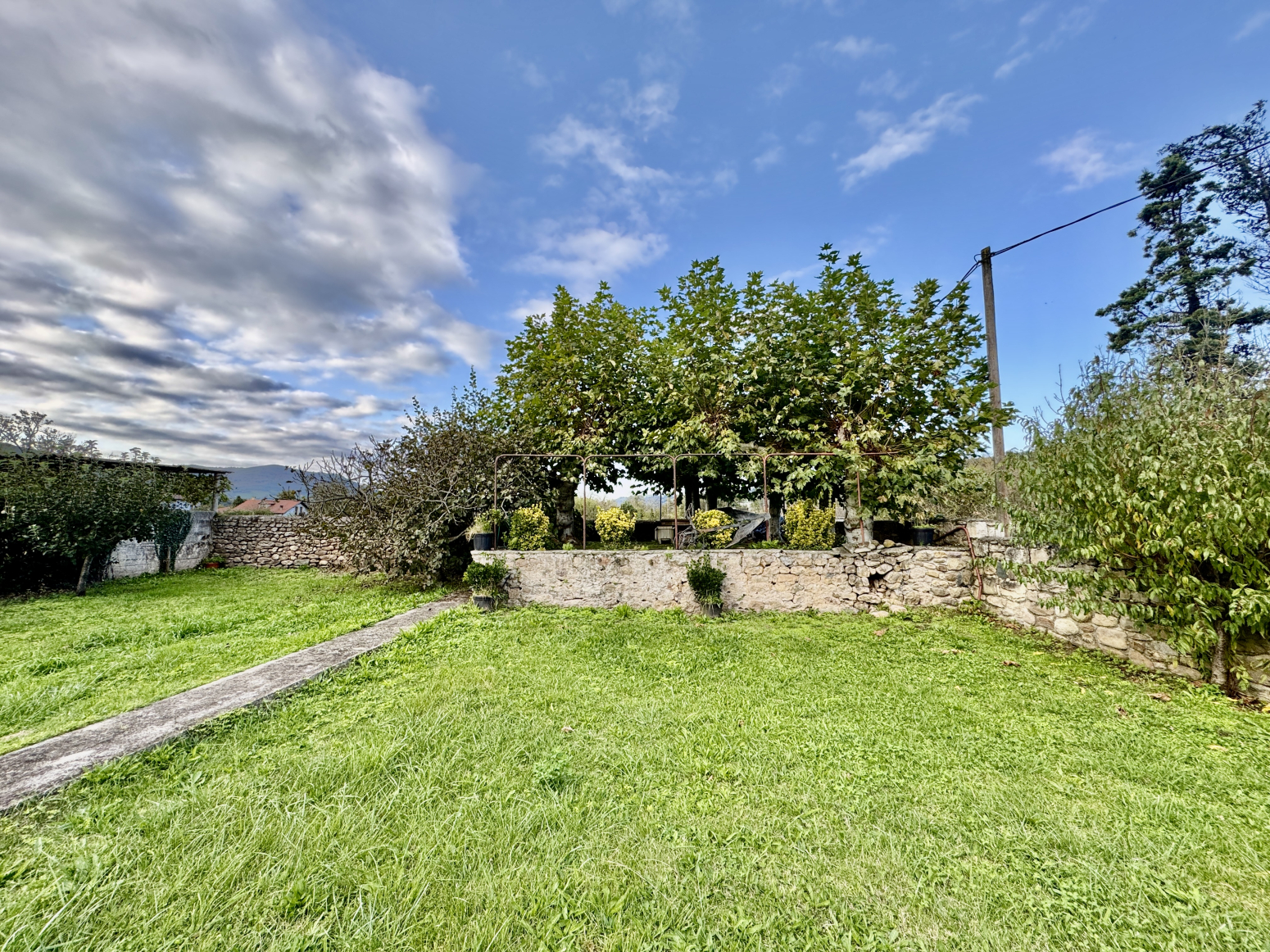 CASA DE PIEDRA ADOSADA EN ESQUINA CON 716m2 DE PARCELA-STA. CRUZ DE IGUÑA-MOLLEDO