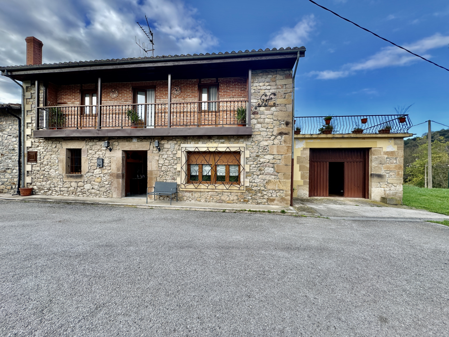CASA DE PIEDRA ADOSADA EN ESQUINA CON 716m2 DE PARCELA-STA. CRUZ DE IGUÑA-MOLLEDO