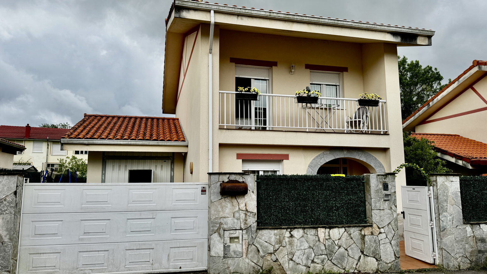 CHALET INDEPENDIENTE CON JARDÍN  EN PENAGOS