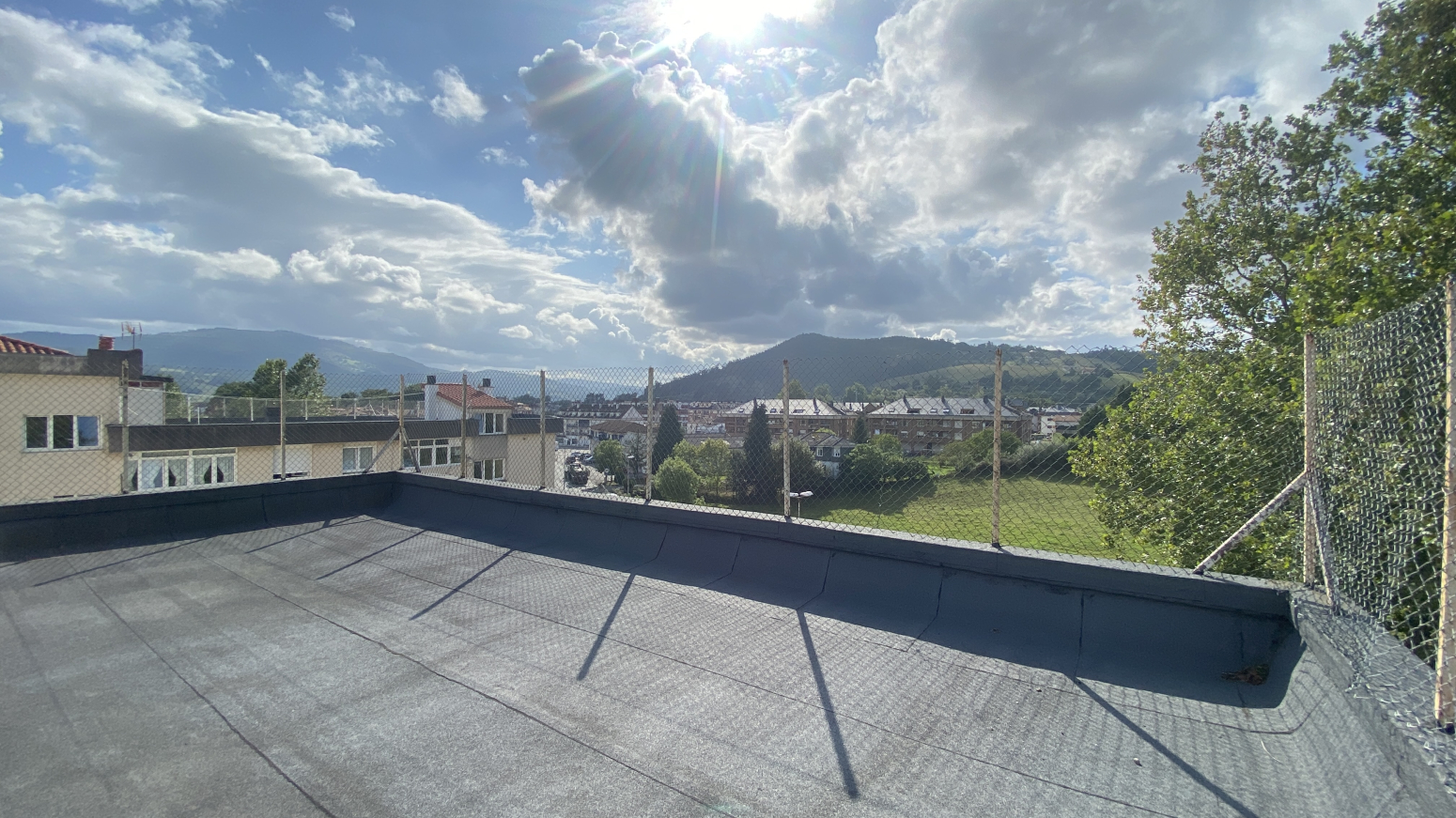 ¡Luz y vistas en Sarón! Piso 3 hab y gran terraza