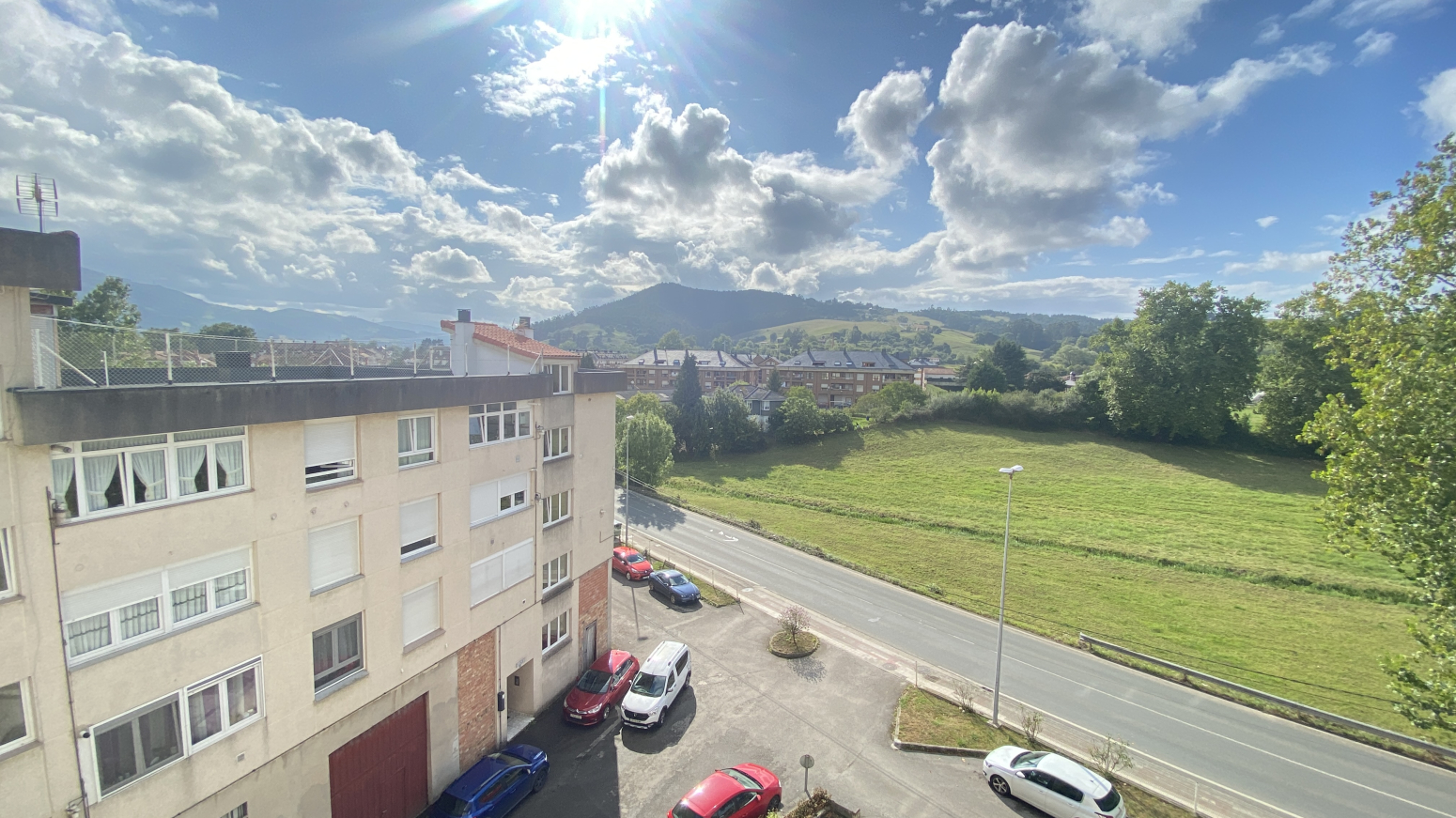 ¡Luz y vistas en Sarón! Piso 3 hab y gran terraza
