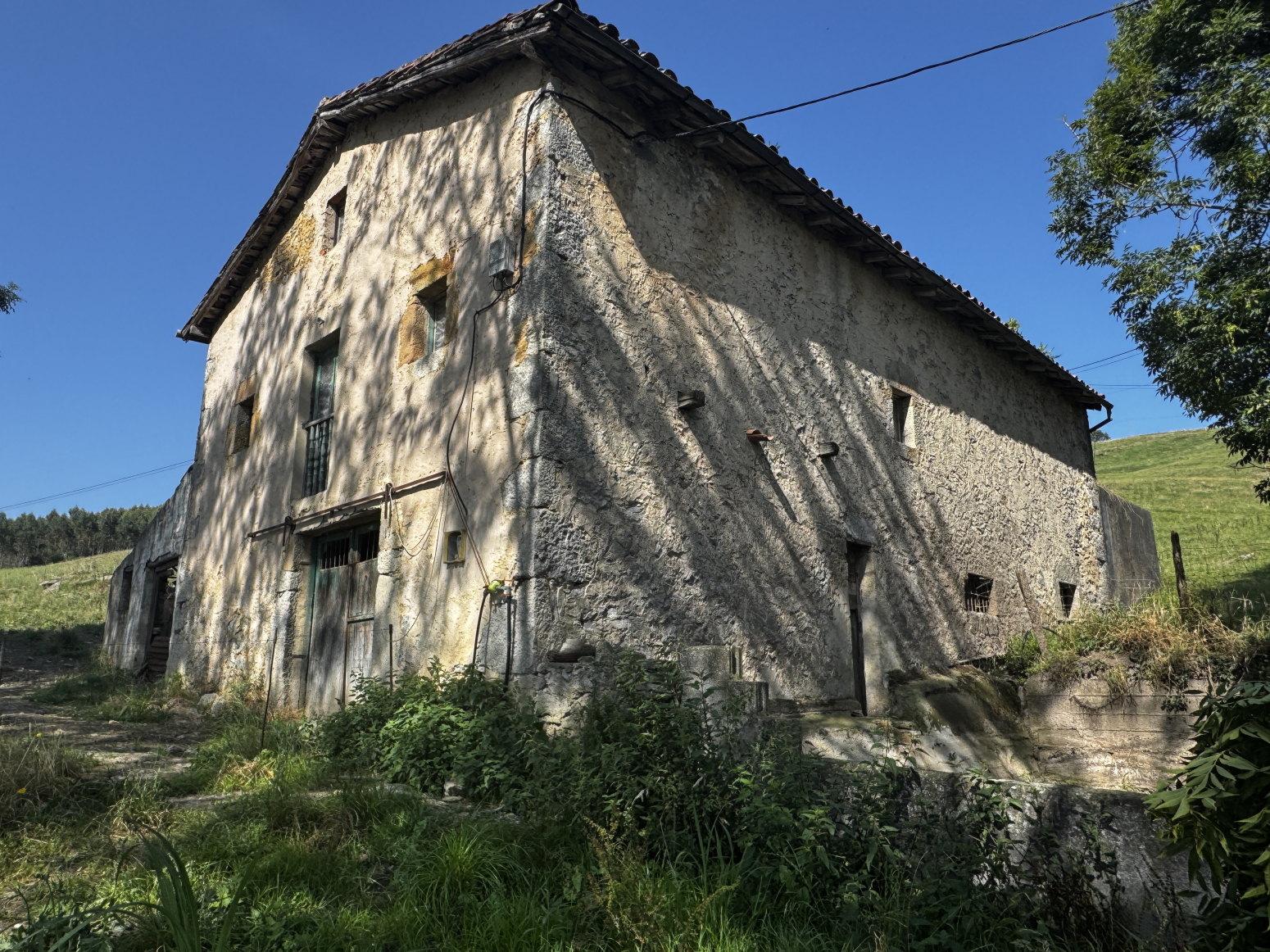 CABAÑA CON FINCA RUSTICA EN SECADURA, VOTO (CANTABRIA)