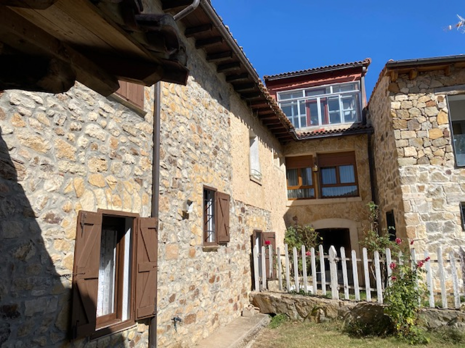 Venta de Casa de piedra en Puentetoma con terreno
