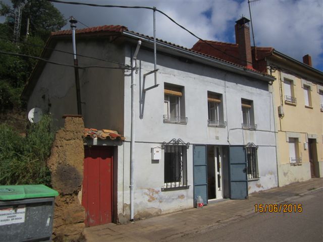 Bonita casa de piedra con patio y garaje.