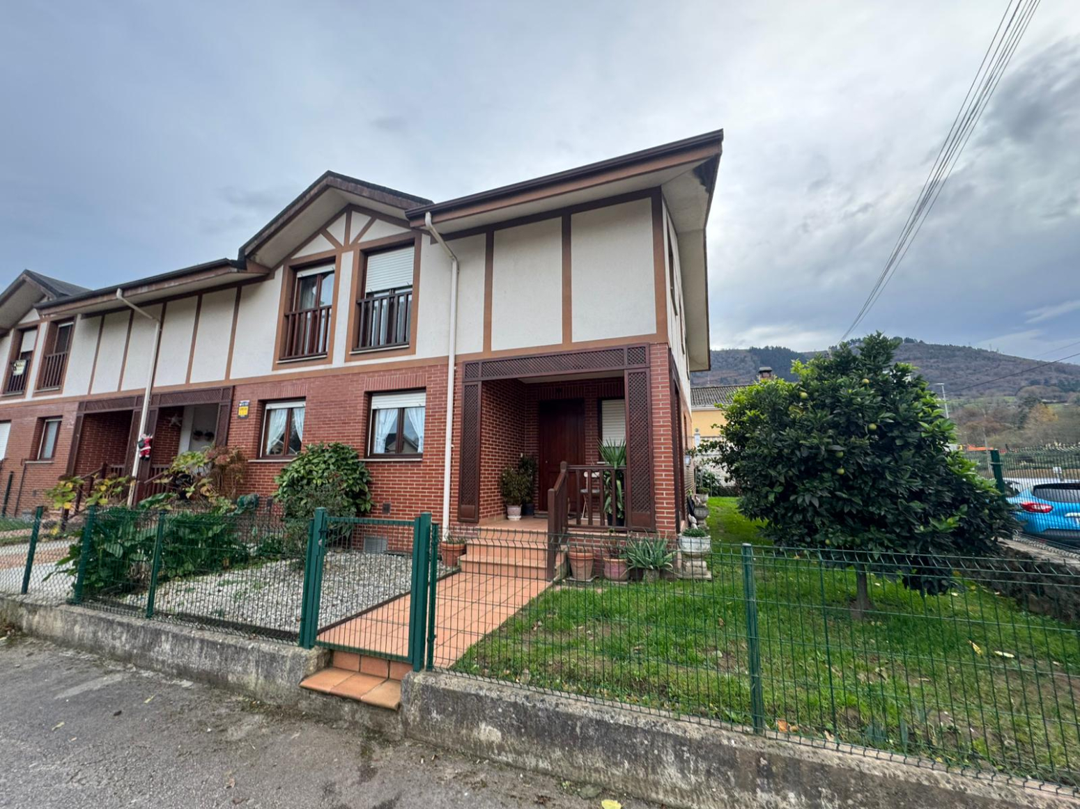 Chalet con jardín y garaje en Los Corrales de Buelna