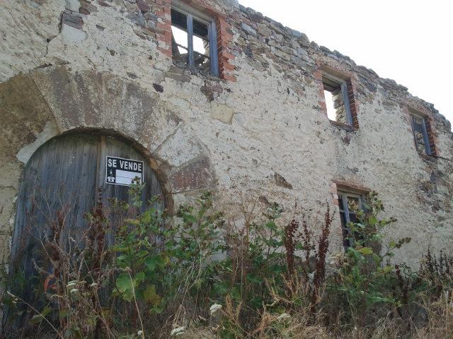 Casa en ruinas con fantástico arco de piedra