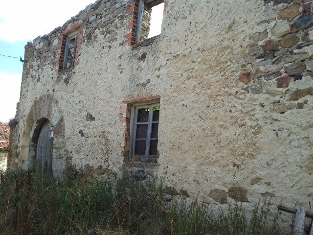 Casa en ruinas con fantástico arco de piedra