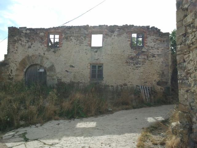Casa en ruinas con fantástico arco de piedra