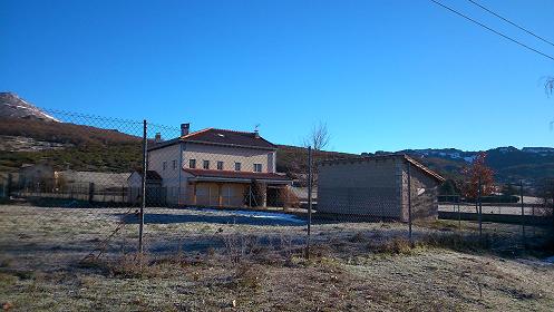 Casa de piedra con terreno de 700 m2 independiente
