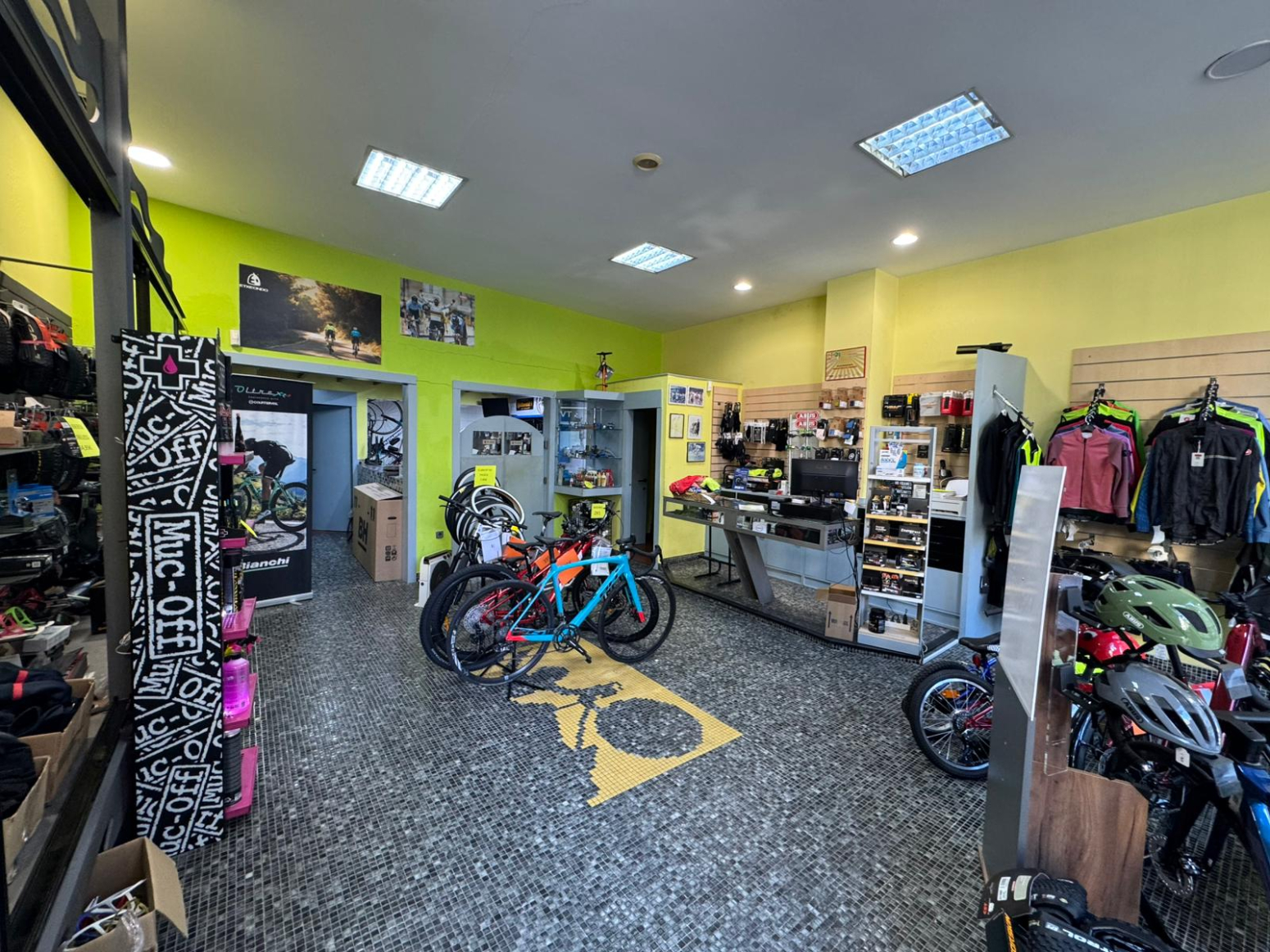 Se alquila local comercial en Torrelavega con una superficie total construida de 140 m², distribuidos en 100 m² en planta baja y 40 m² en entreplanta, ofreciendo una distribución práctica y muy funcional.