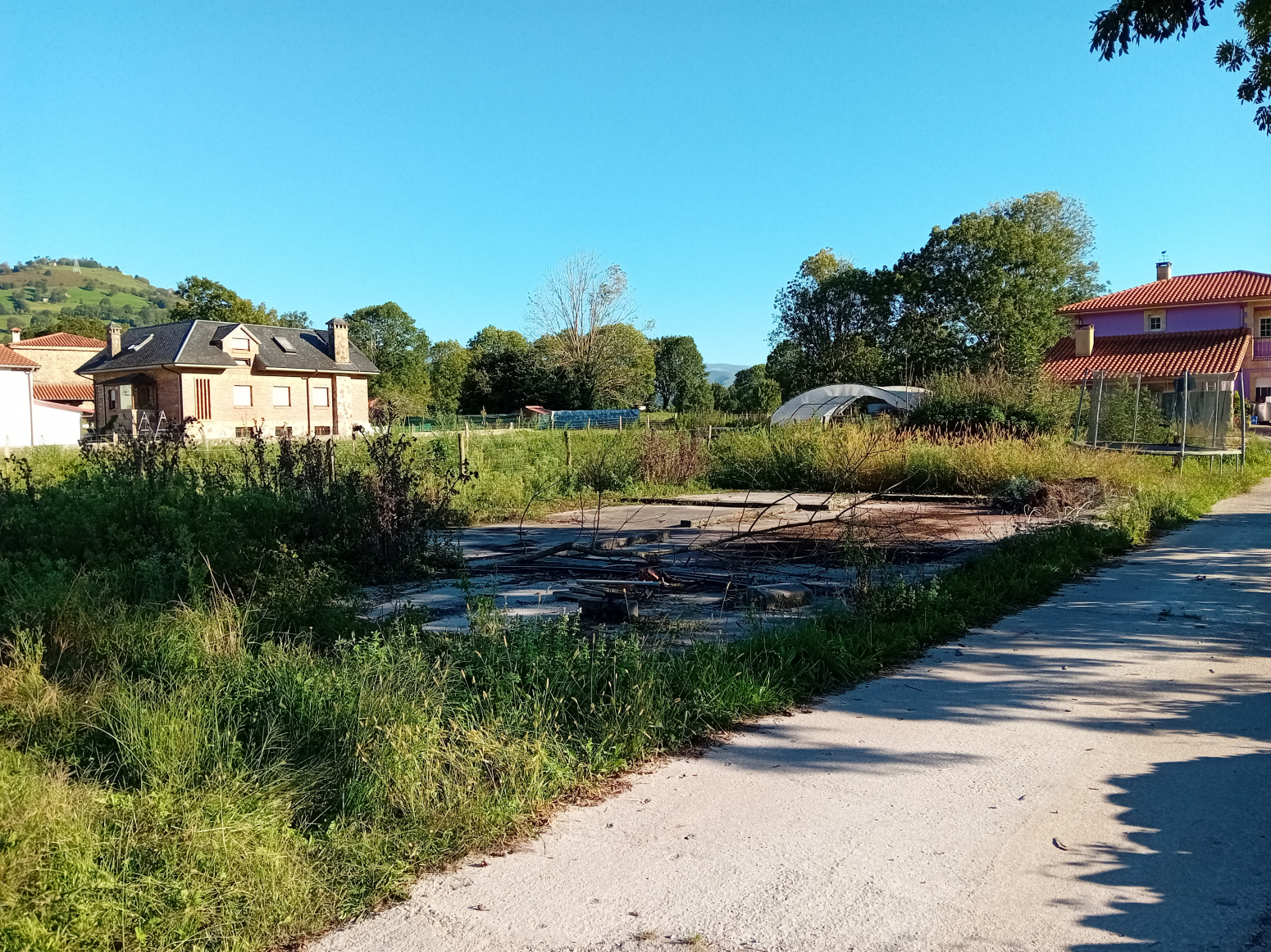 OPORTUNIDAD!! Terreno urbano de 665 m3 con proyecto y cimentos en Saro (Cantabria)