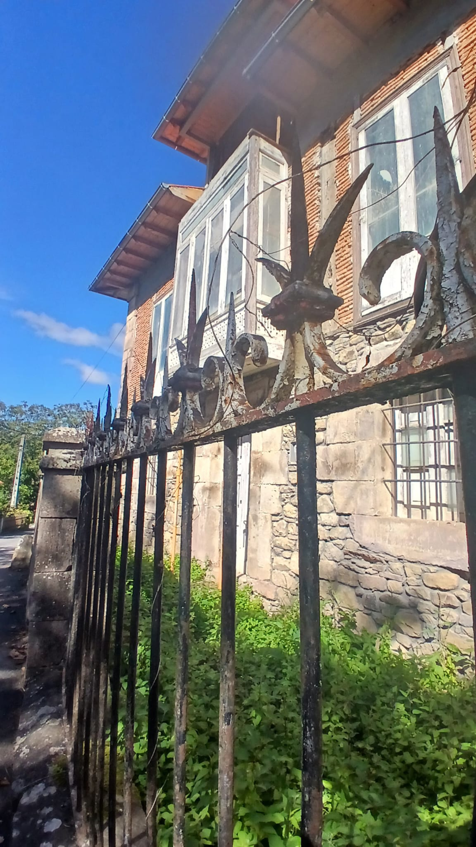 CASA A REFORMAR CON JARDIN EN ANIEVAS 