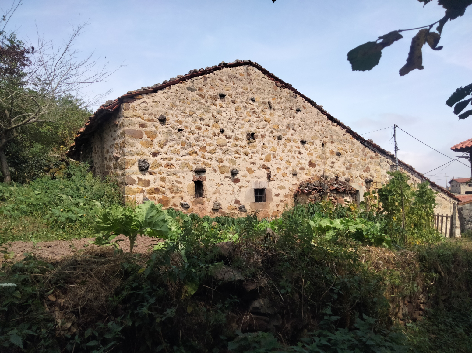 Casa de piedra pareada con huerta en Cires, Lamasón