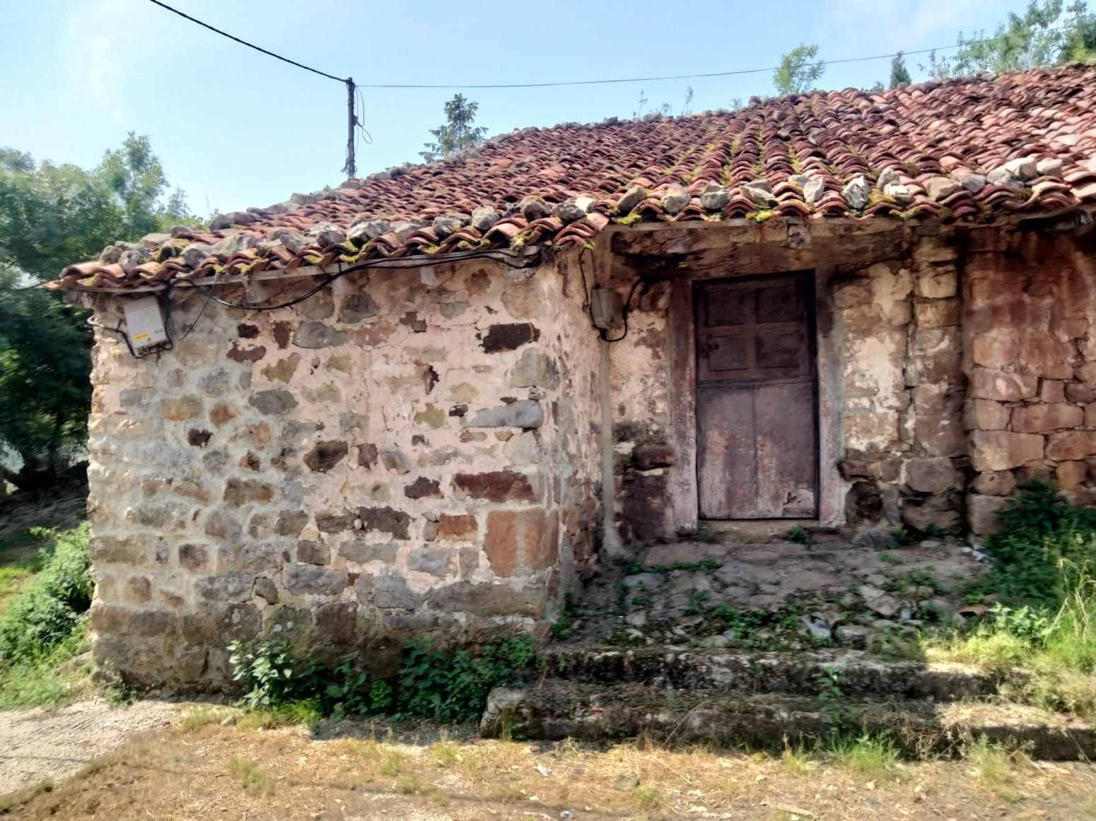 Casa de piedra pareada con huerta en Cires, Lamasón
