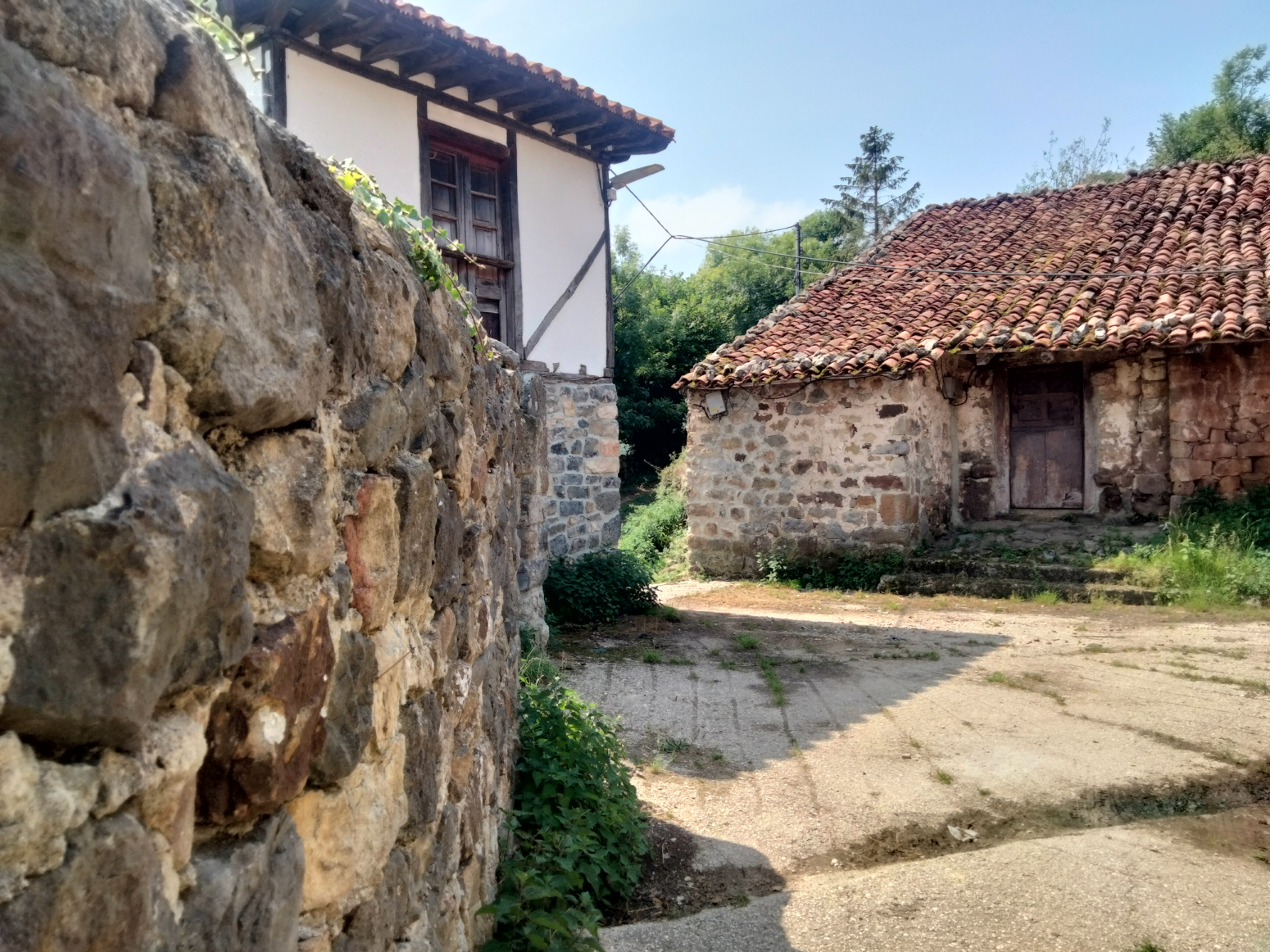 Casa de piedra pareada con huerta en Cires, Lamasón