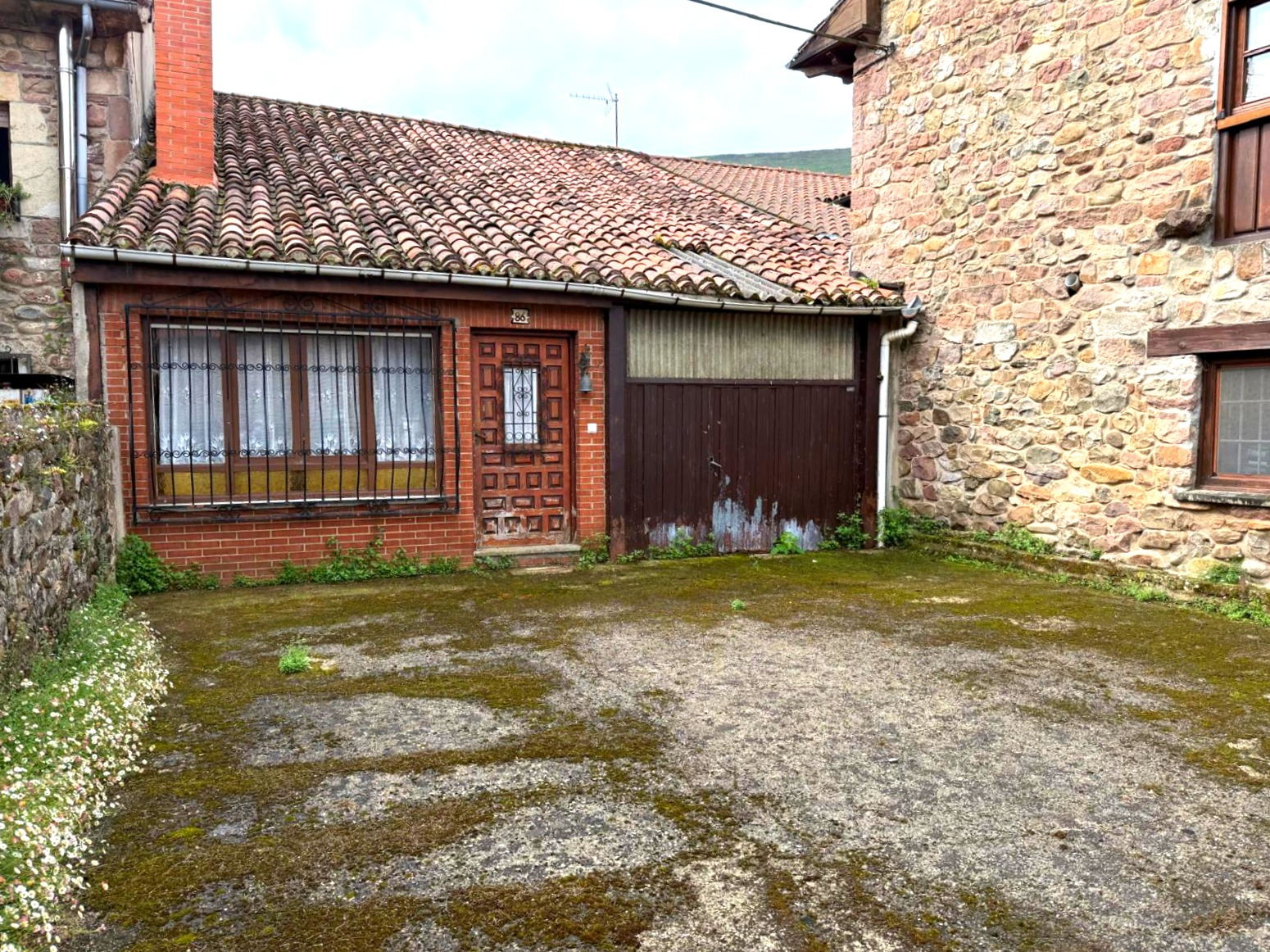 CASA CON CUADRA Y CORRALADA EN COS