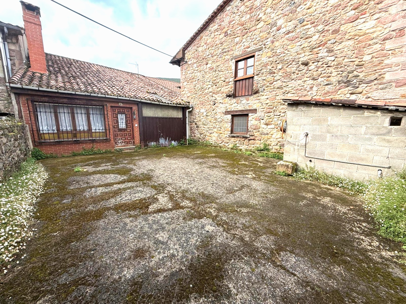 CASA CON CUADRA Y CORRALADA EN COS