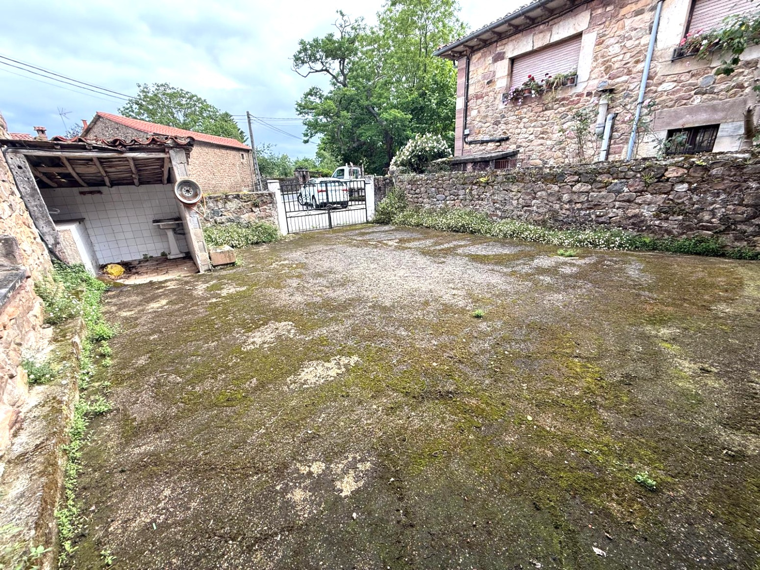 CASA CON CUADRA Y CORRALADA EN COS