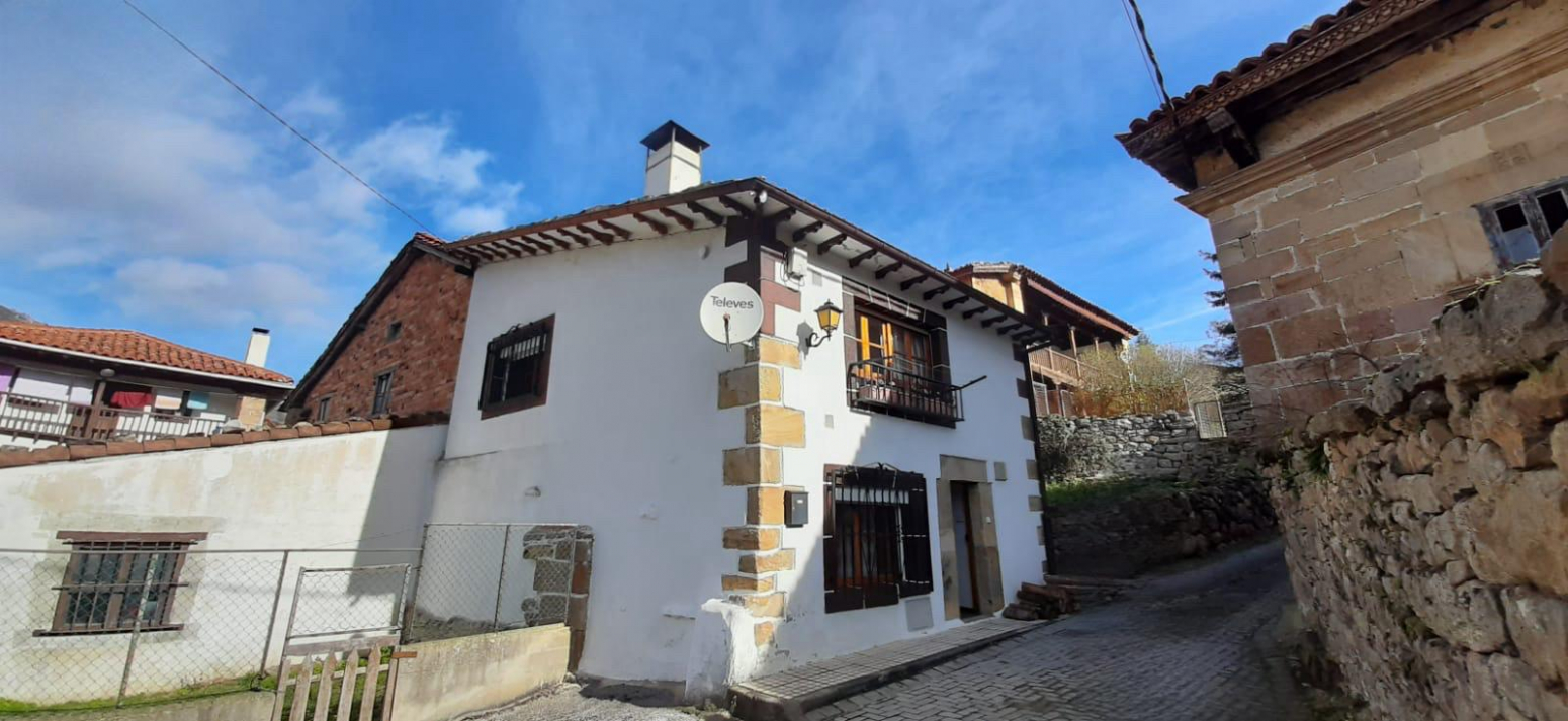CASA COMPLETAMENTE REFORMADA EN POLACIONES