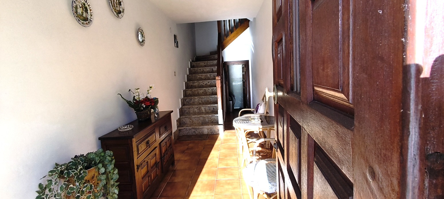 CASA ADOSADA CON BAJO COMERCIAL EN ROIZ