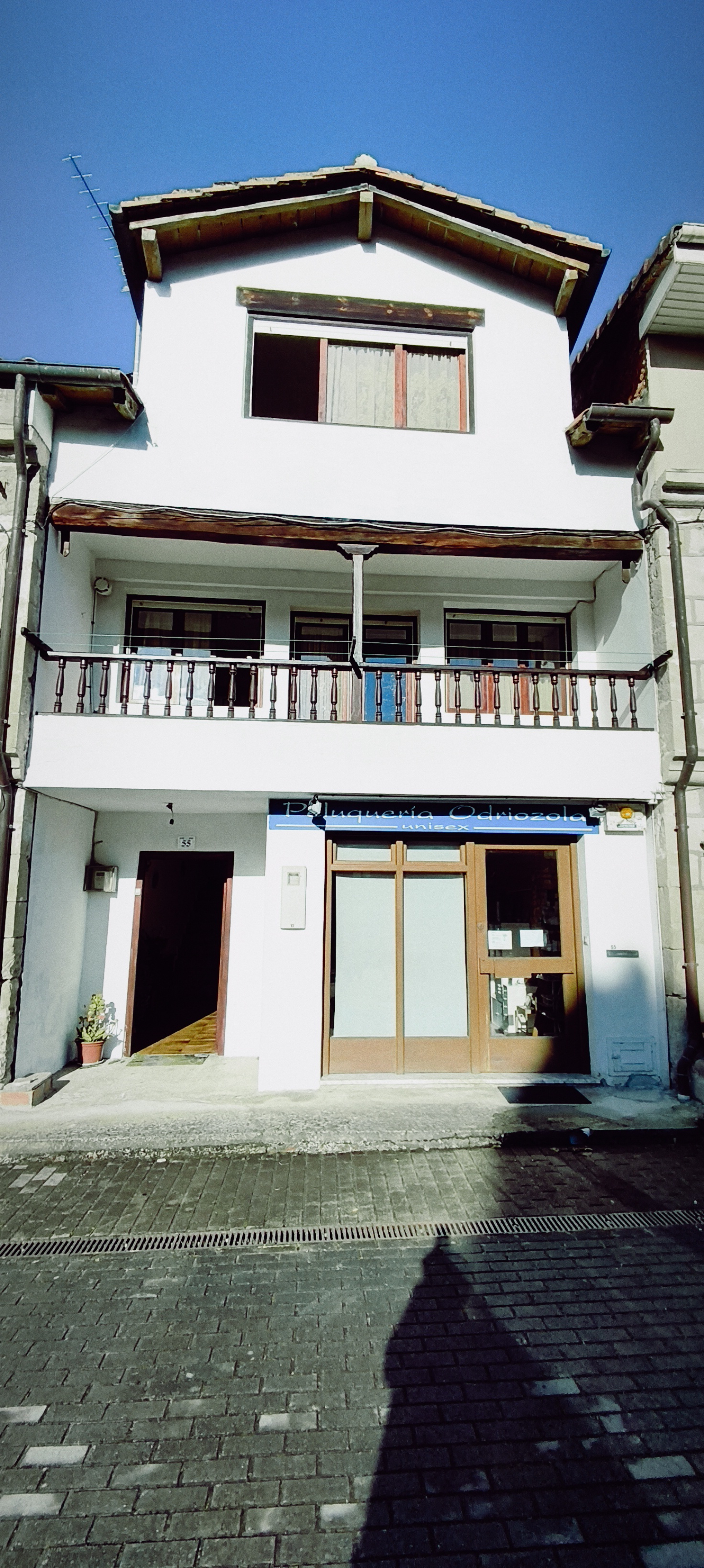 CASA ADOSADA CON BAJO COMERCIAL EN ROIZ
