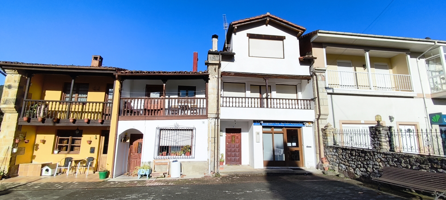 CASA ADOSADA CON BAJO COMERCIAL EN ROIZ