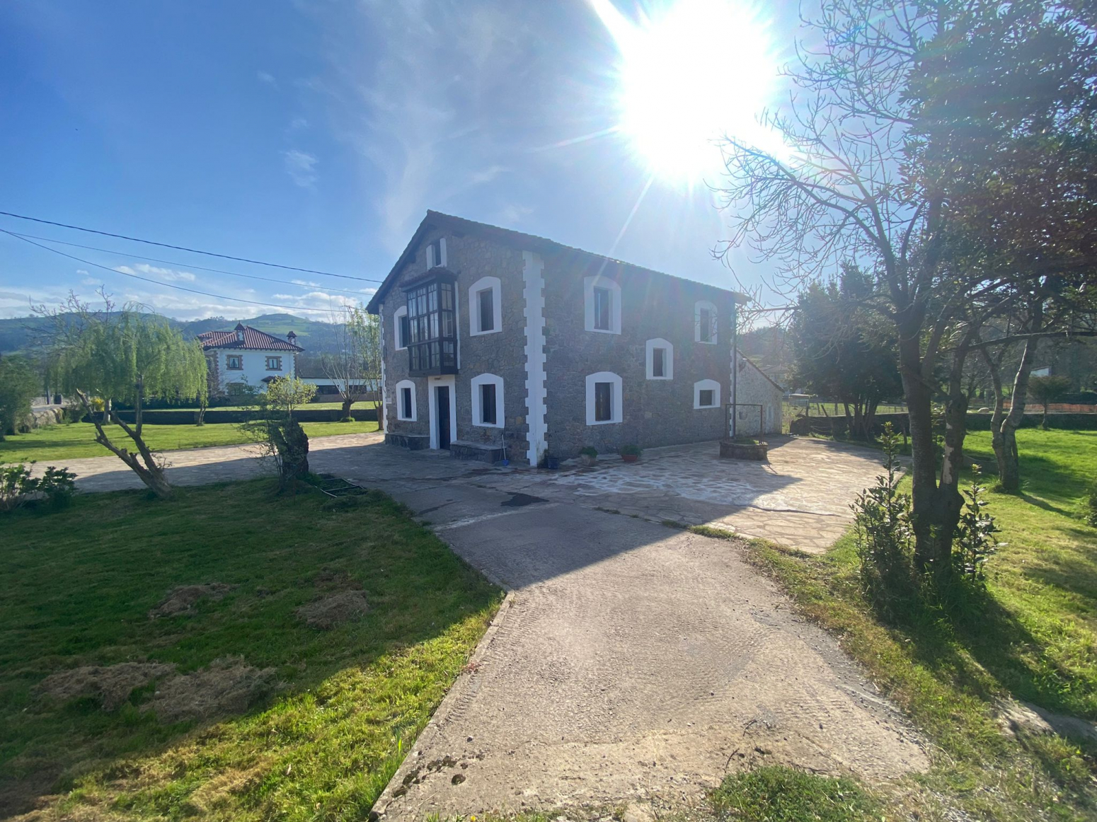 Casa de Piedra, en Solórzano, a 37 kms de Santander.