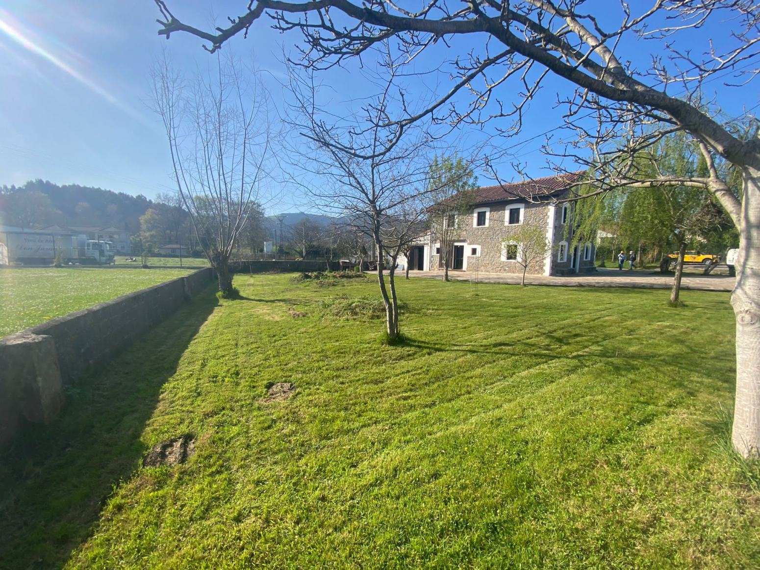 Casa de Piedra, en Solórzano, a 37 kms de Santander.