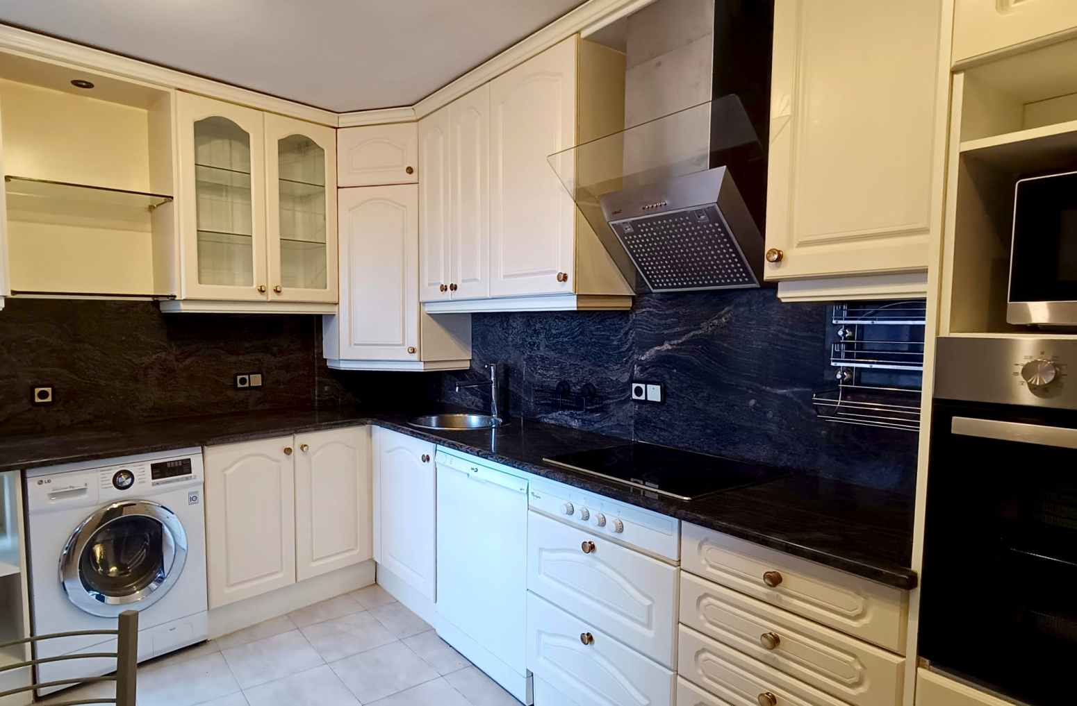 **Exclusiva Oportunidad de Alquiler en Santander: Piso con Vistas al Mar en la Zona de Paseo de Altamira**