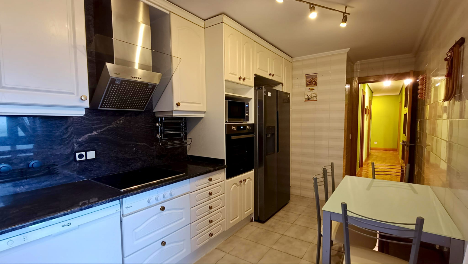 **Exclusiva Oportunidad de Alquiler en Santander: Piso con Vistas al Mar en la Zona de Paseo de Altamira**