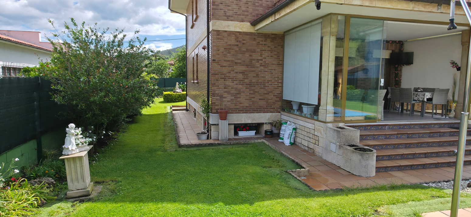 casa independiente con piscina