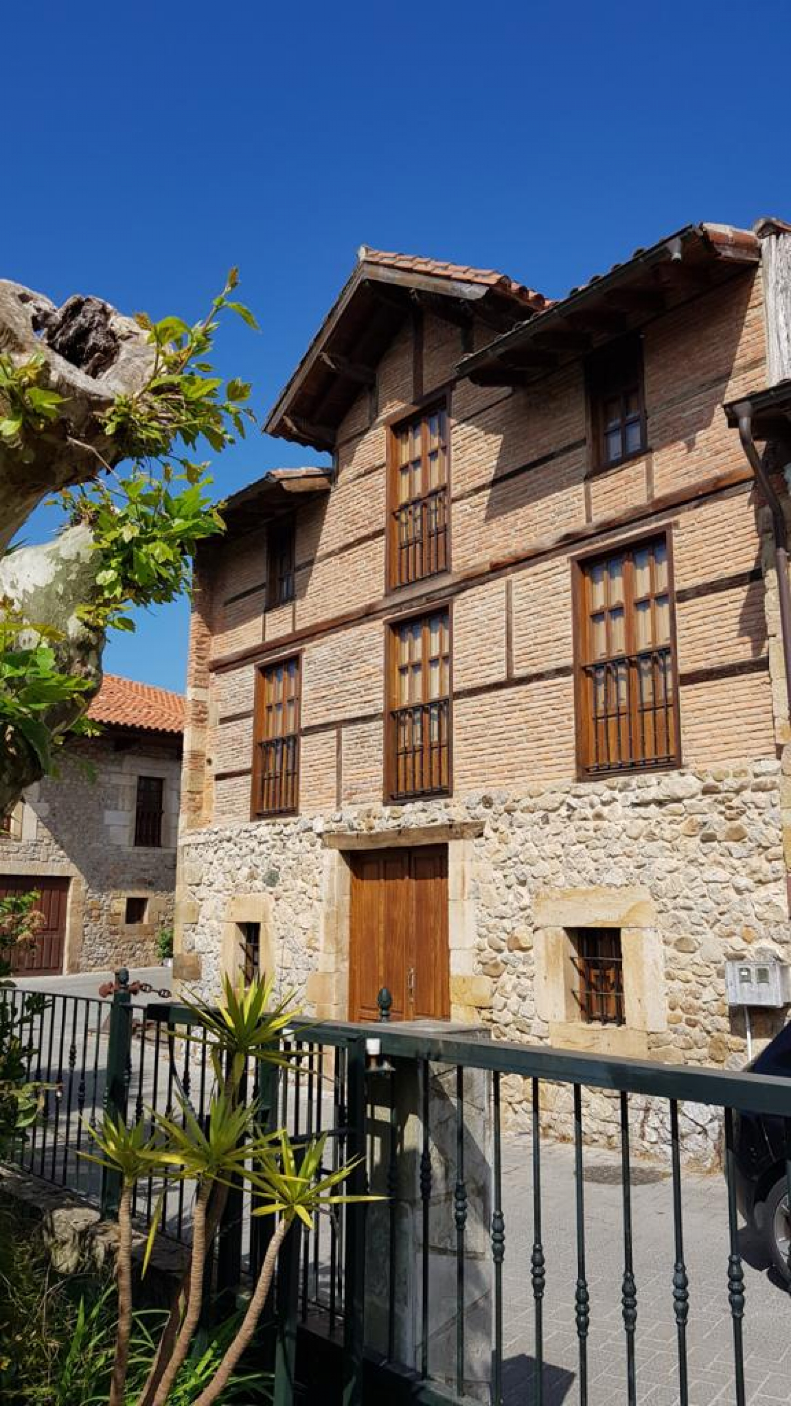 CASA INDEPENDIENTE DE PIEDRA EN EL CENTRO DE SOLARES
