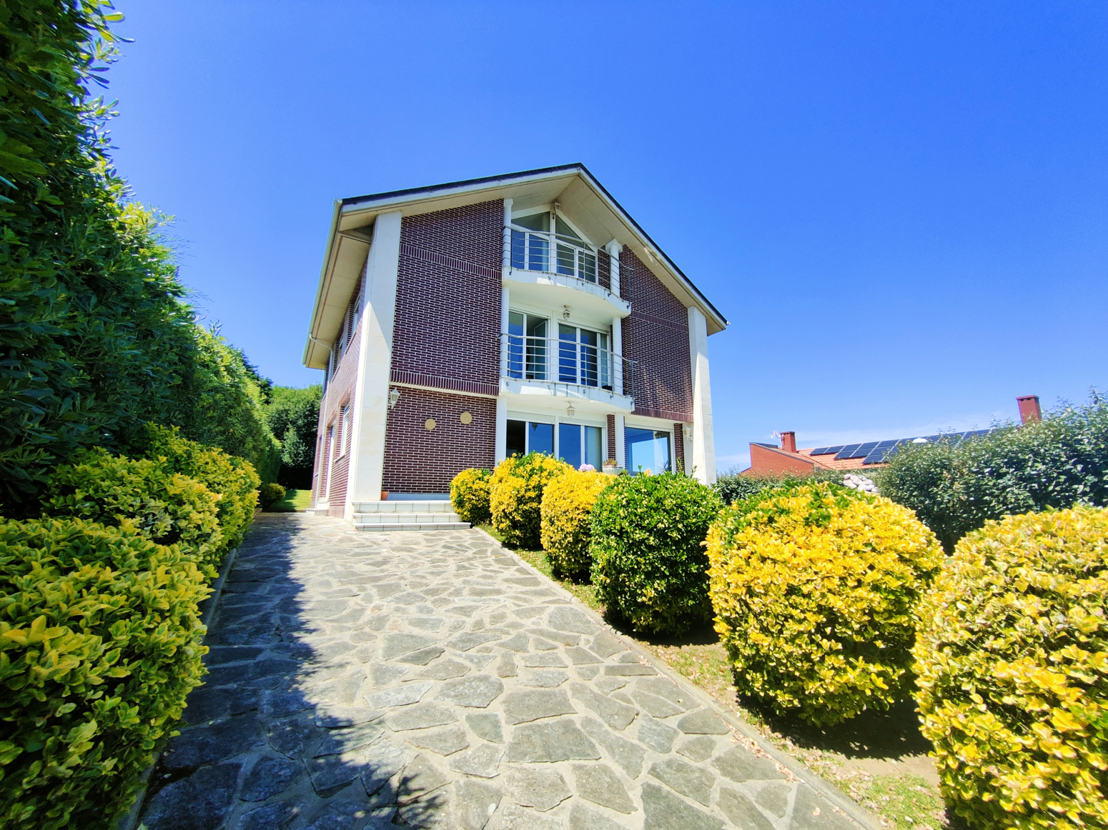 Impresionante chalet con vistas al mar en Liencres, junto a la playa de Cerreas