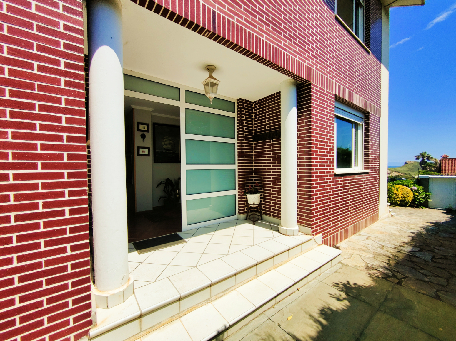 Impresionante chalet con vistas al mar en Liencres, junto a la playa de Cerreas