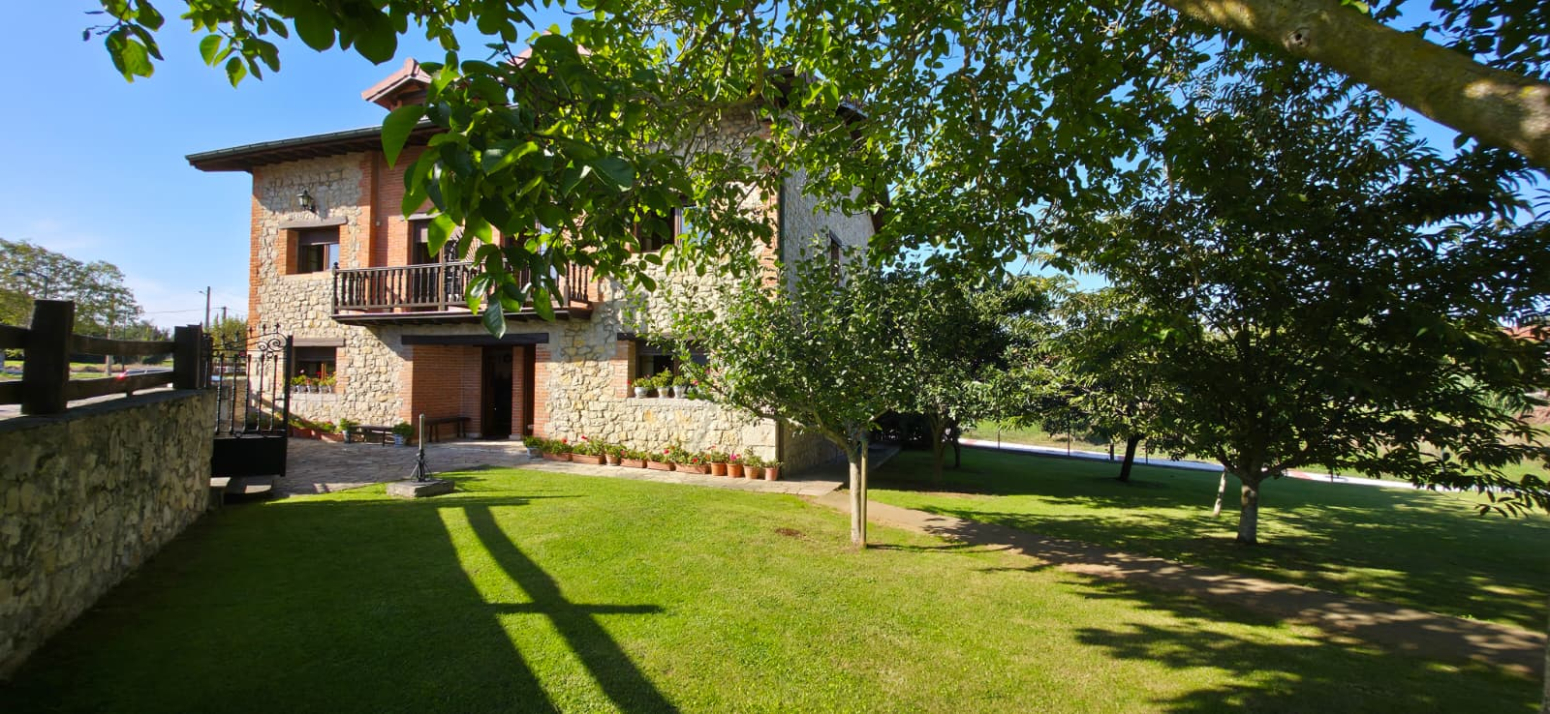 Dos casas en una en perfecto estado en Somo