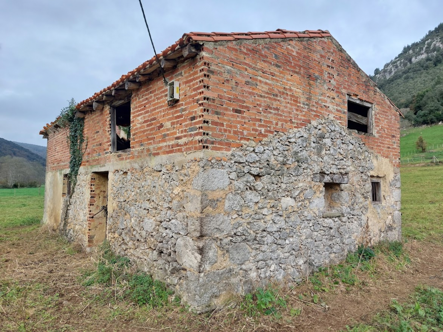 Cabaña catalogada lista para reformar toma de agua y electrica en Voto a 16km de Laredo.