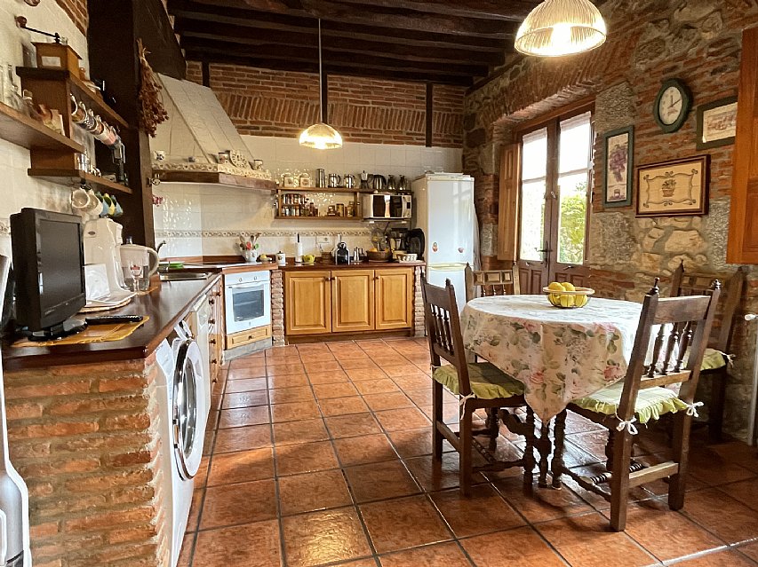 Espectacular casona de piedra con jardin en Camargo