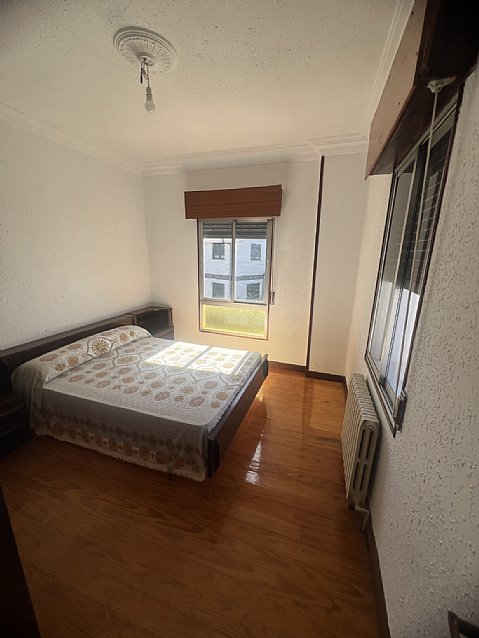 Chalet independiente con jardin, garaje, terraza y dos locales comerciales.