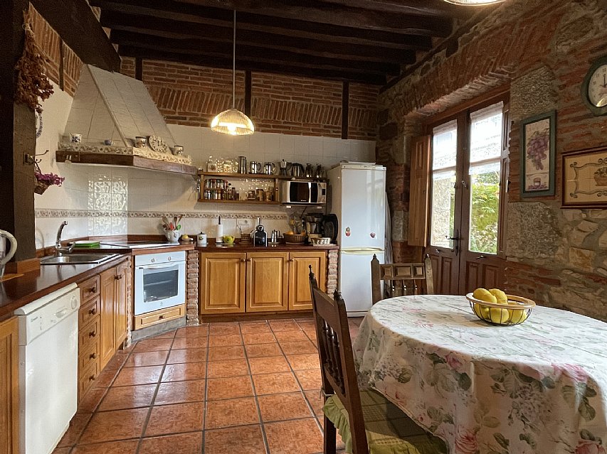 Espectacular casona de piedra con jardin en Camargo