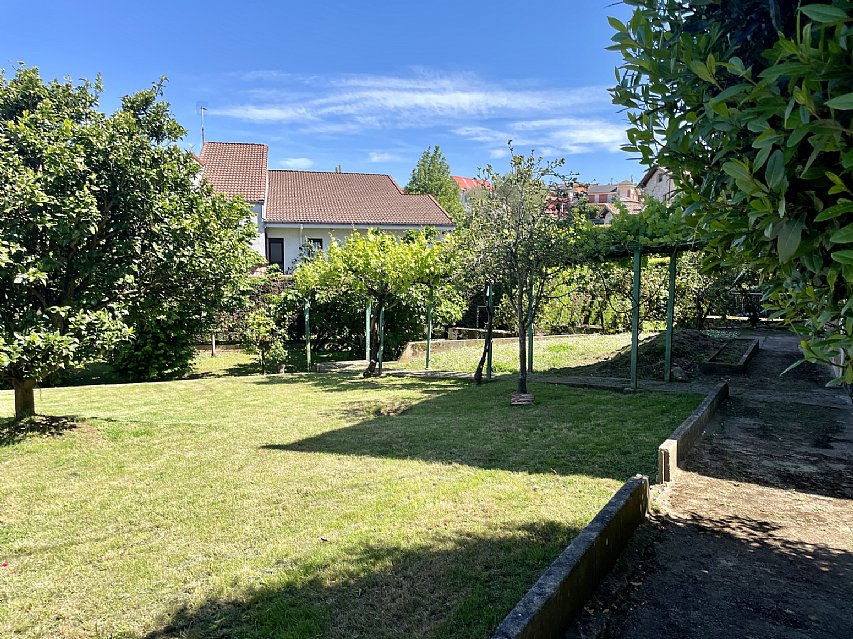 Chalet independiente con jardin, garaje, terraza y dos locales comerciales.