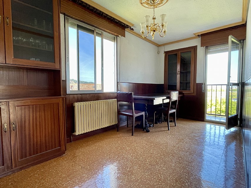 Chalet independiente con jardin, garaje, terraza y dos locales comerciales.