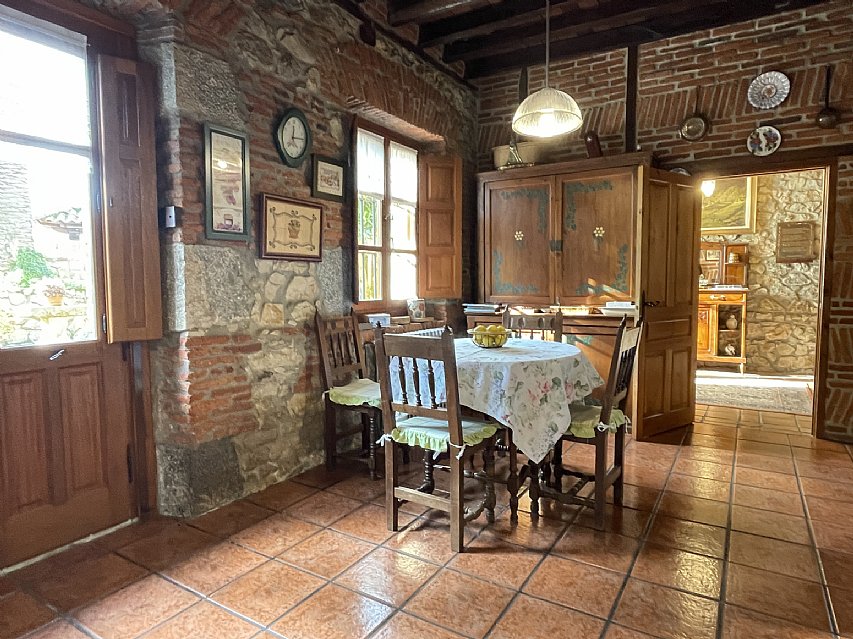 Espectacular casona de piedra con jardin en Camargo