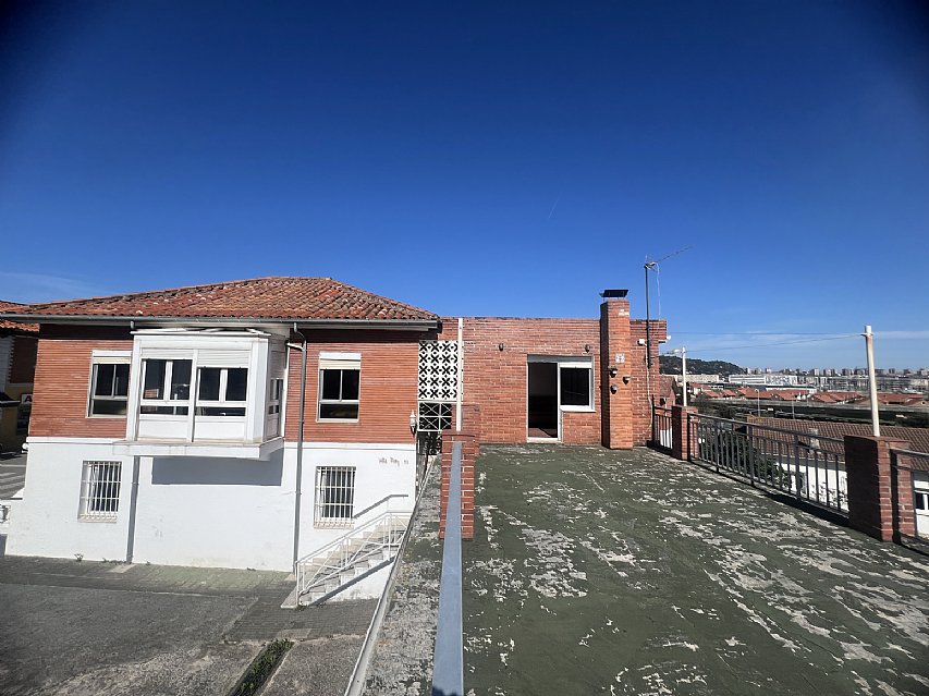 Chalet independiente con jardin, garaje, terraza y dos locales comerciales.