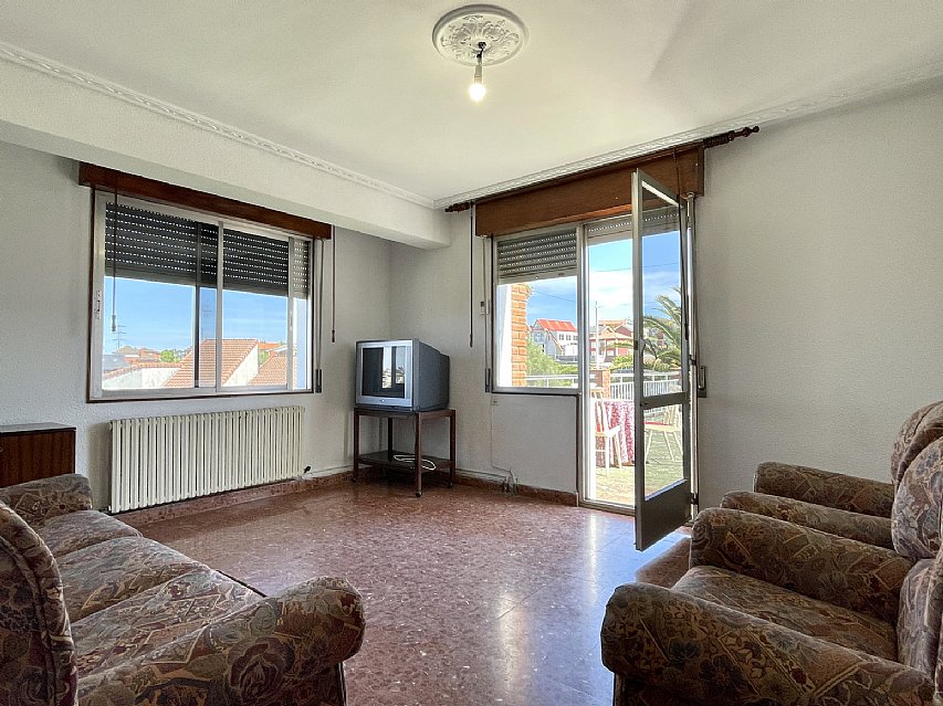 Chalet independiente con jardin, garaje, terraza y dos locales comerciales.