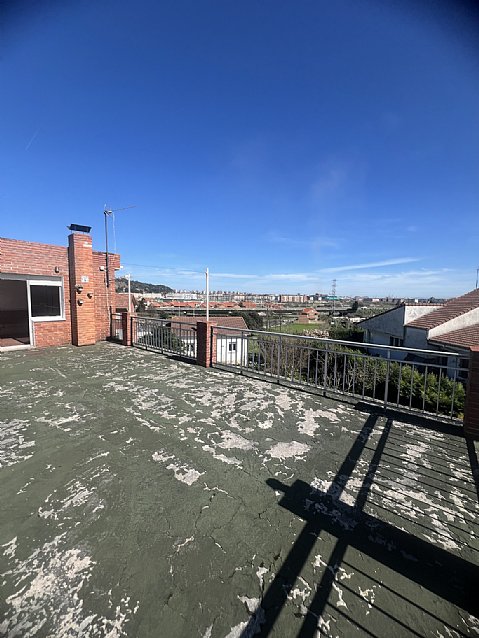 Chalet independiente con jardin, garaje, terraza y dos locales comerciales.