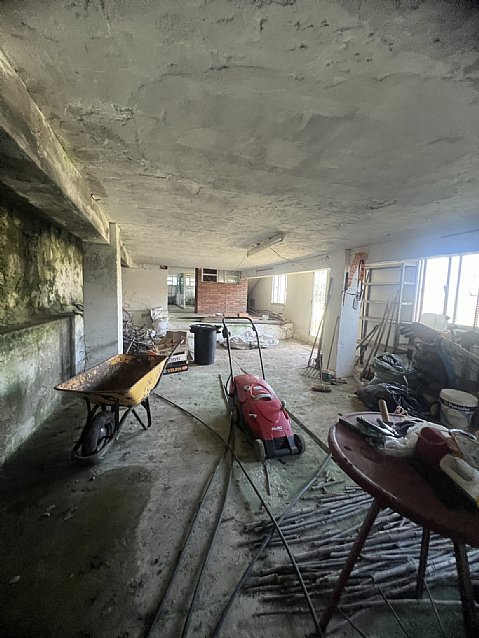 Chalet independiente con jardin, garaje, terraza y dos locales comerciales.