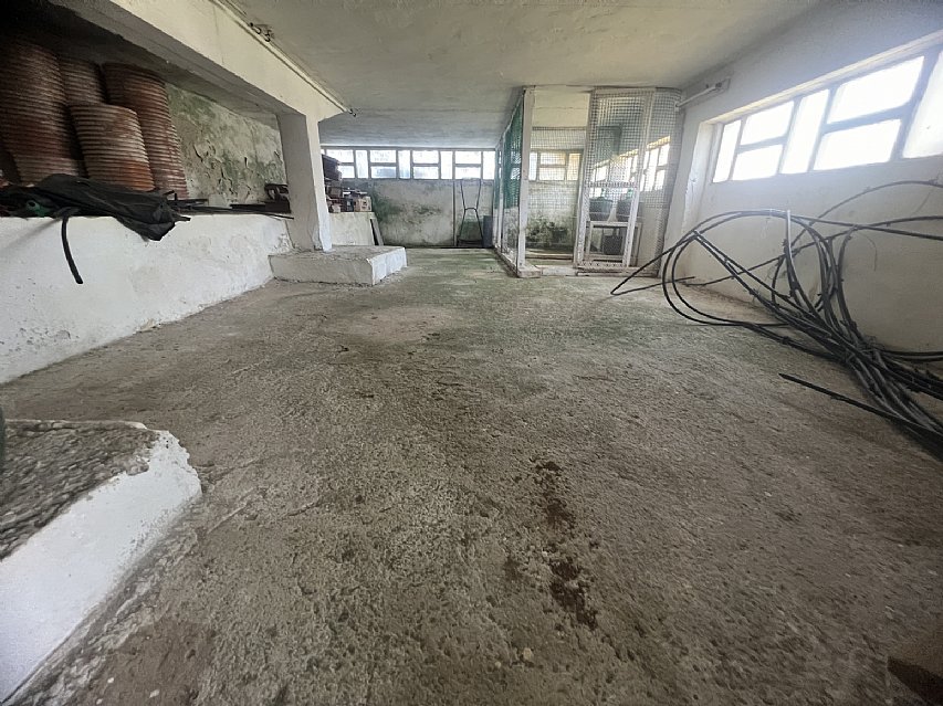 Chalet independiente con jardin, garaje, terraza y dos locales comerciales.