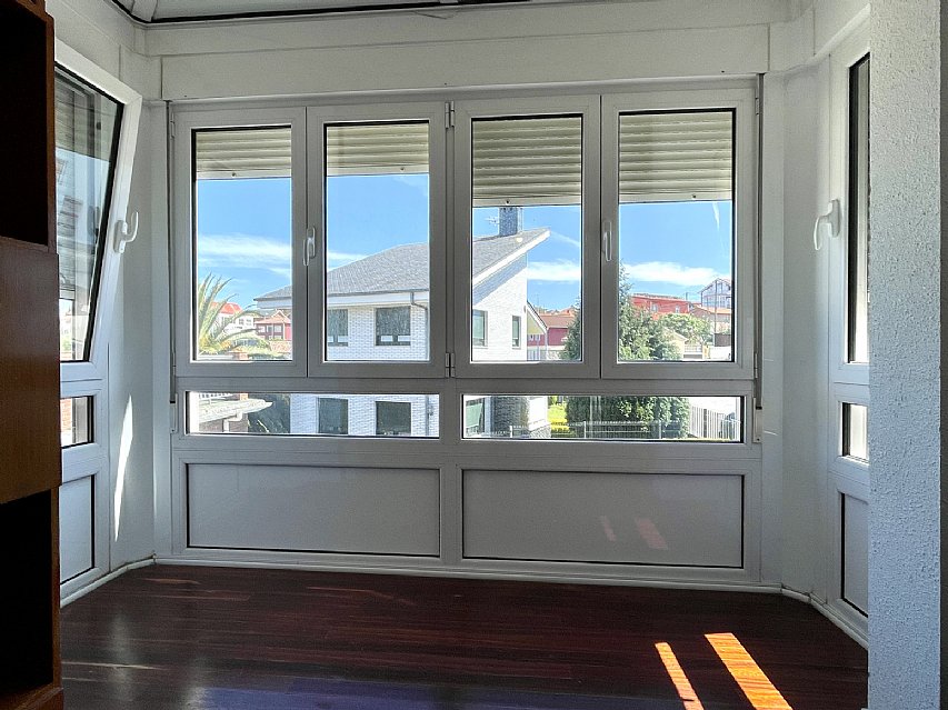 Chalet independiente con jardin, garaje, terraza y dos locales comerciales.